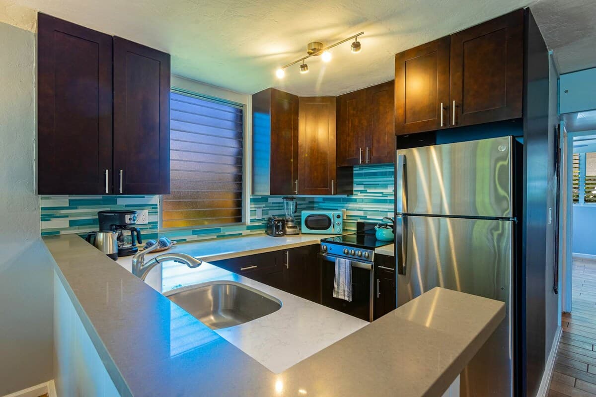 Condo in Lahaina · ★4.33 · 1 bedroom · 2 beds · 1 shared bath - Photo 4
