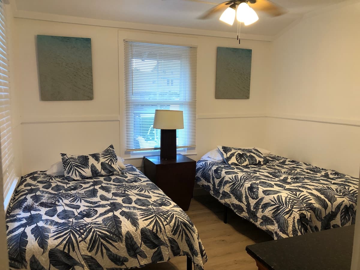 Home in Hilo · ★4.85 · 2 bedrooms · 3 beds · 1 private bath - Photo 4