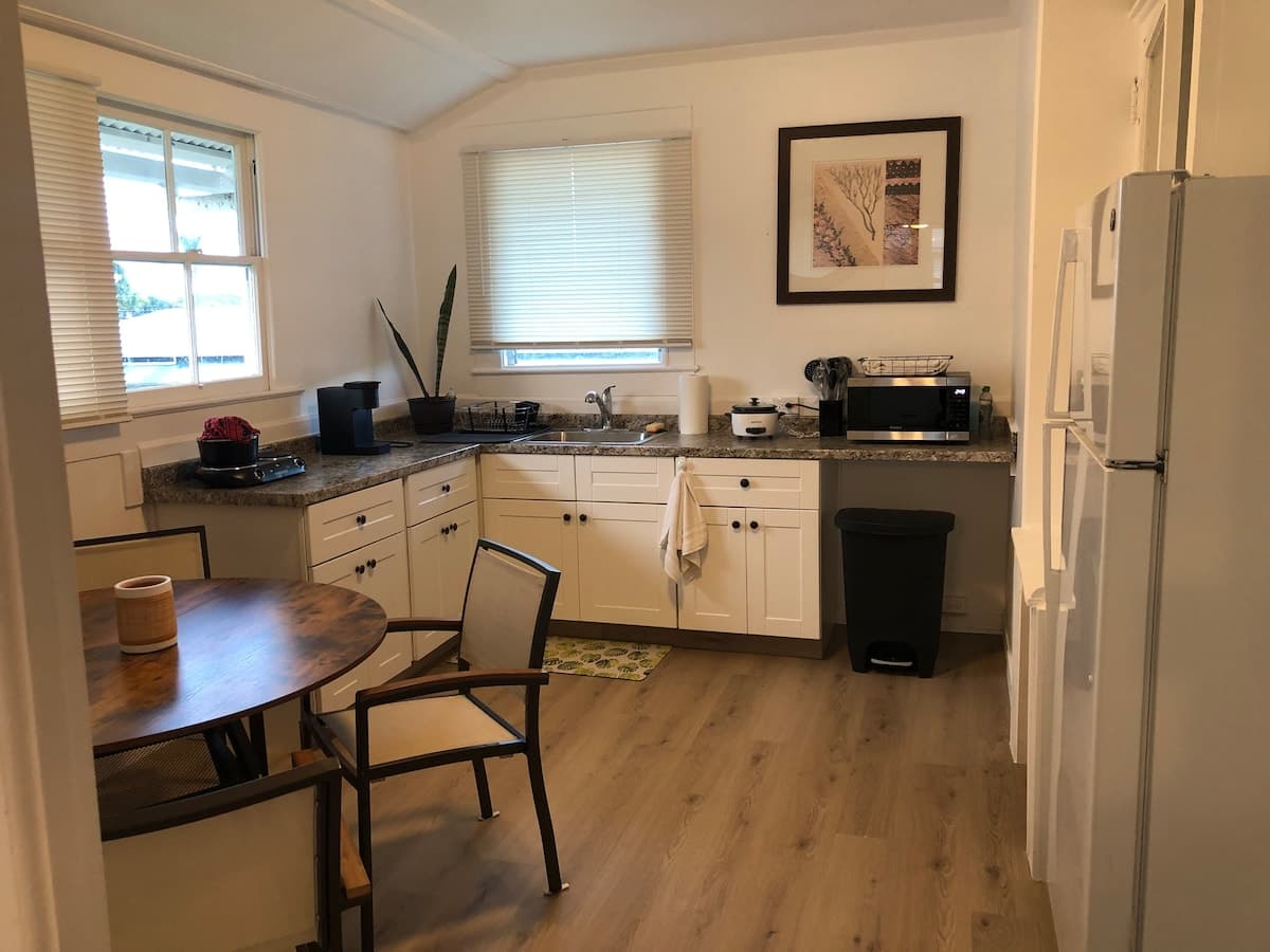 Home in Hilo · ★4.85 · 2 bedrooms · 3 beds · 1 private bath - Photo 2