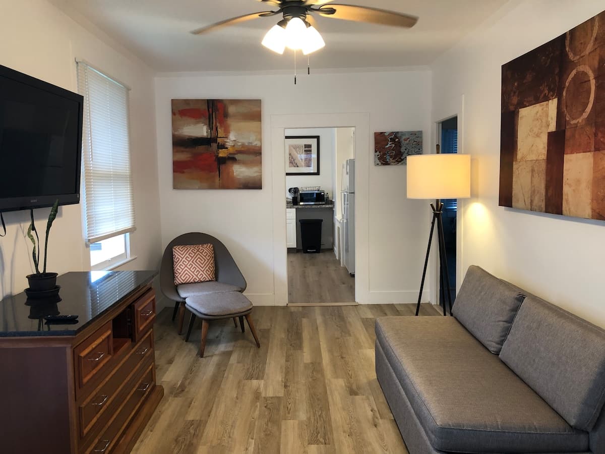 Home in Hilo · ★4.85 · 2 bedrooms · 3 beds · 1 private bath - Photo 1