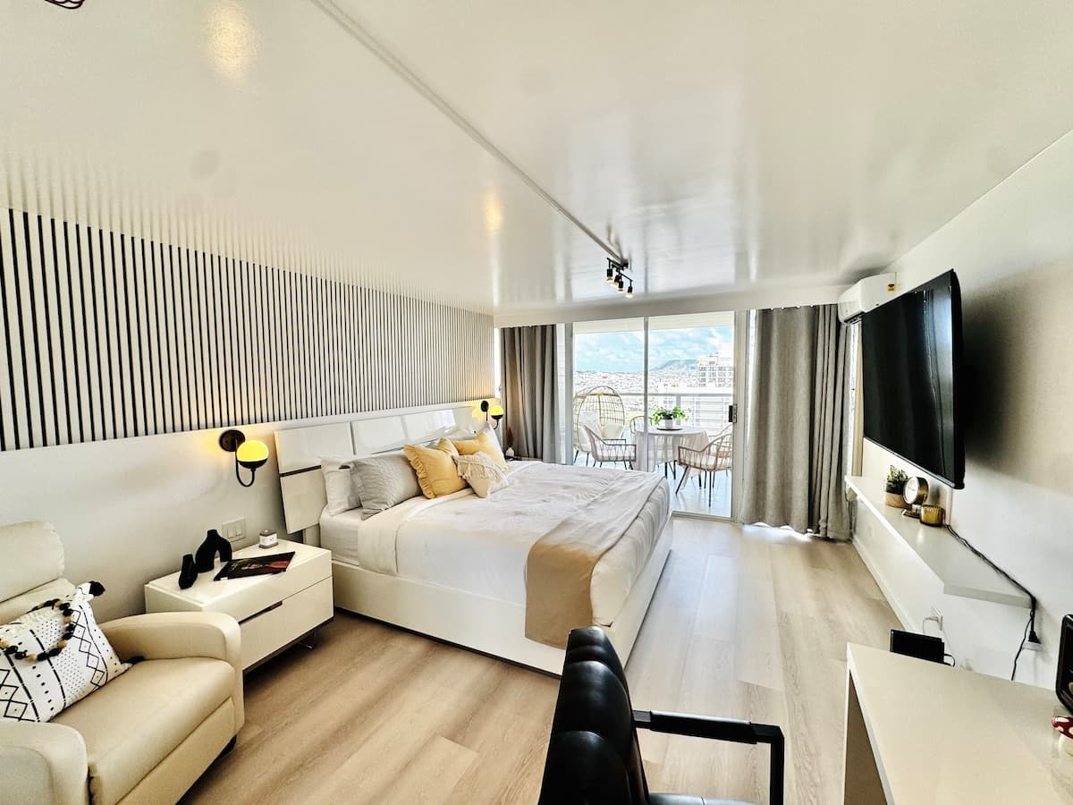 Condo in Honolulu · ★4.89 · Studio · 1 bed · 1 private bath - Photo 1