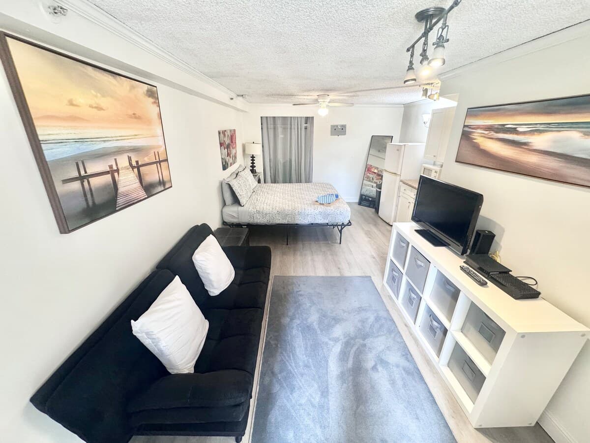 204 Central, block from Beach! - Photo 1