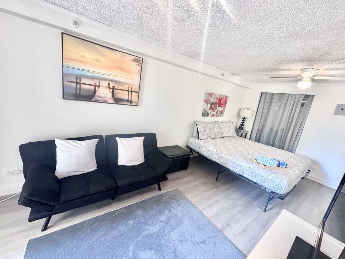 204 Central, block from Beach! - Photo 3