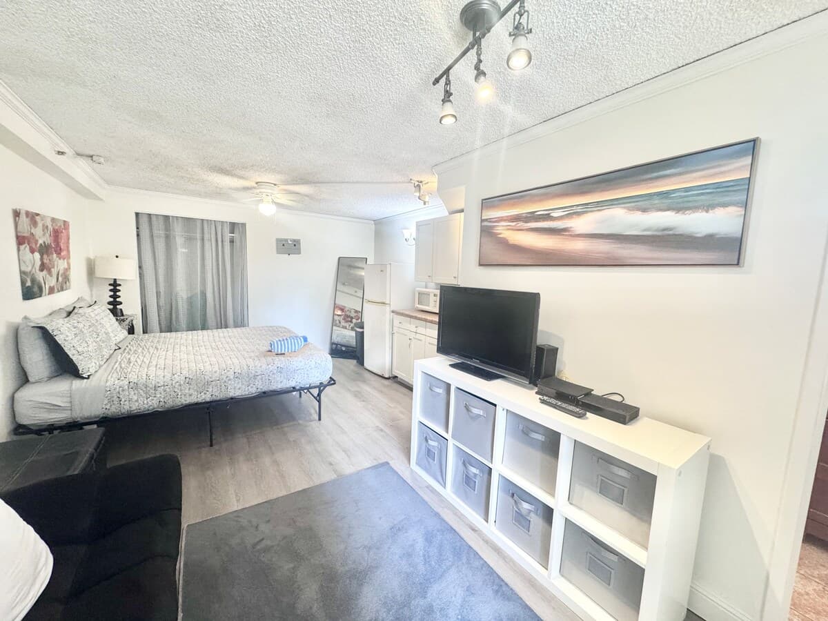 204 Central, block from Beach! - Photo 2