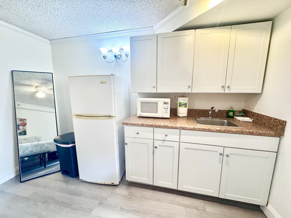204 Central, block from Beach! - Photo 4