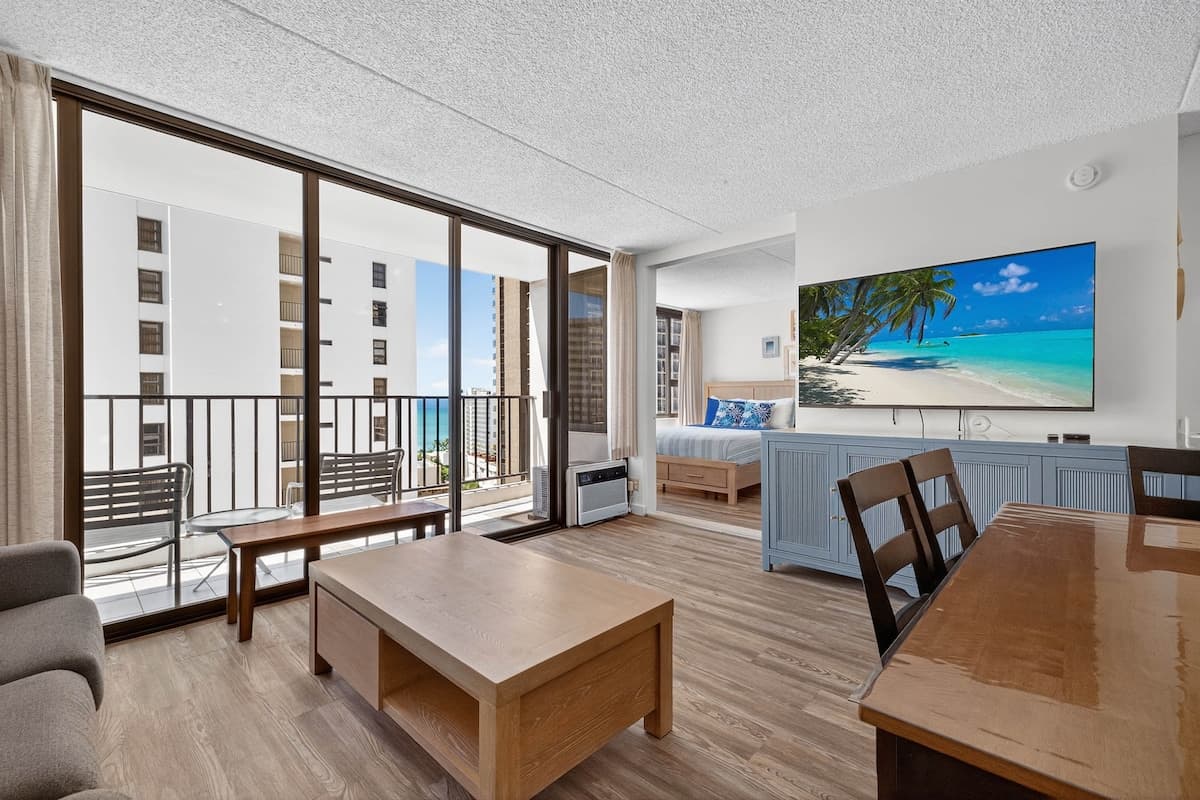 Condo in Honolulu · ★4.69 · 1 bedroom · 3 beds · 1 private bath - Photo 2
