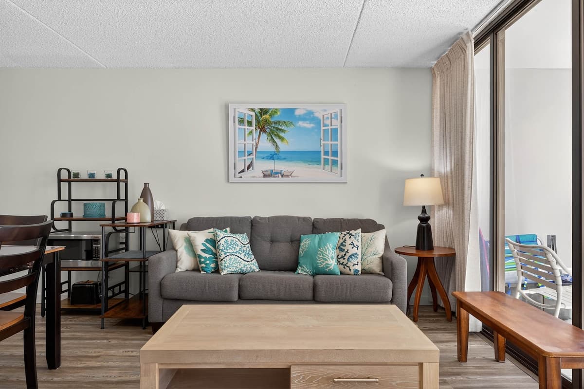 Condo in Honolulu · ★4.69 · 1 bedroom · 3 beds · 1 private bath - Photo 5