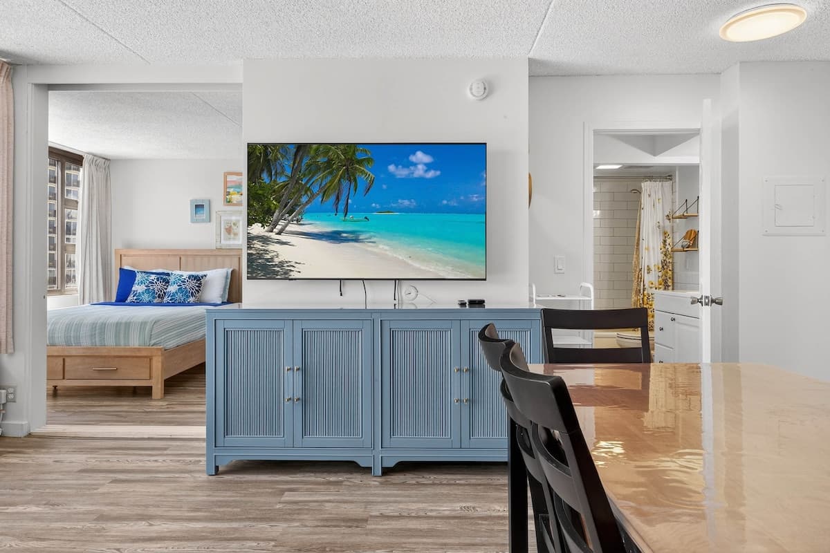 Condo in Honolulu · ★4.69 · 1 bedroom · 3 beds · 1 private bath - Photo 4
