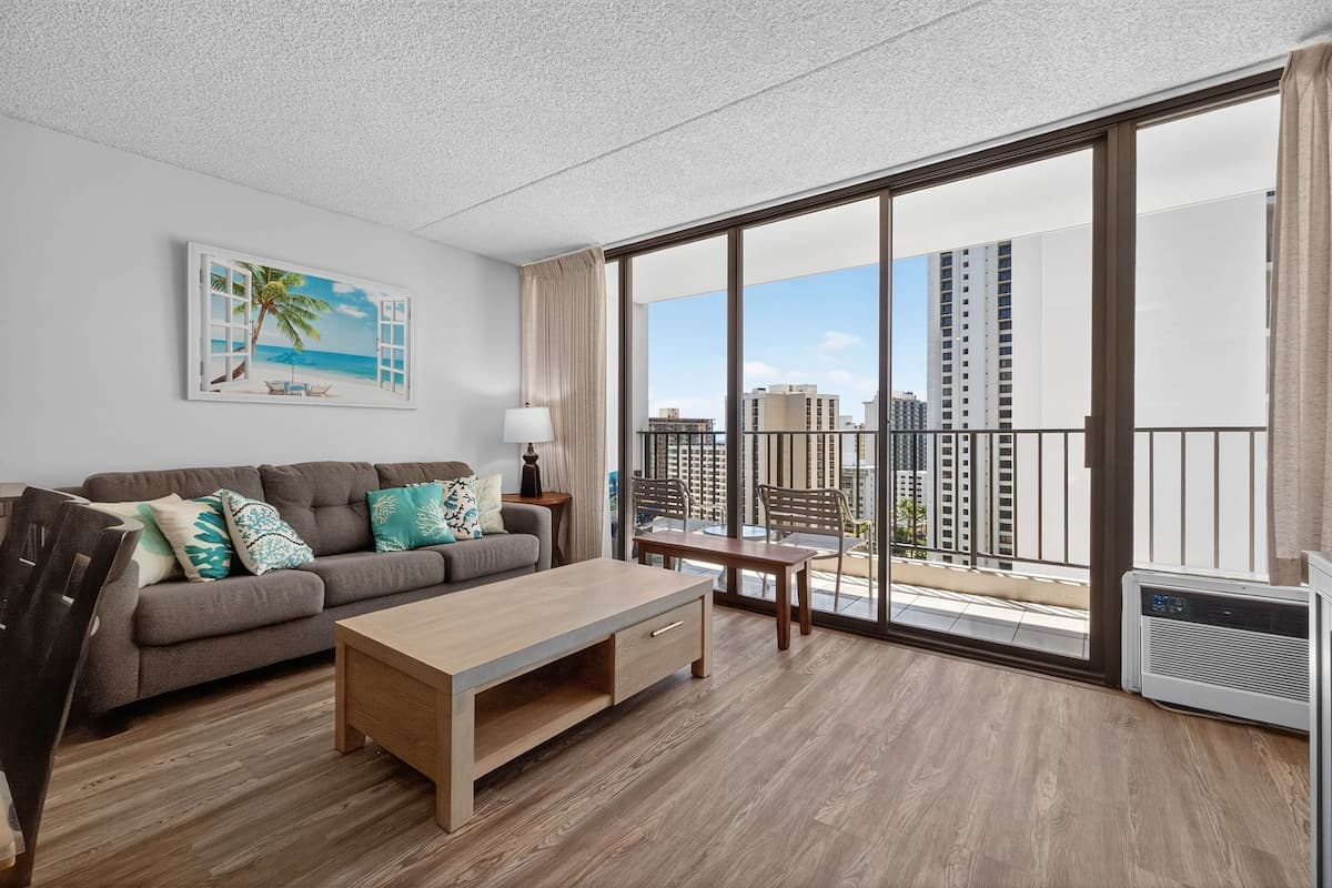 Condo in Honolulu · ★4.69 · 1 bedroom · 3 beds · 1 private bath - Photo 3