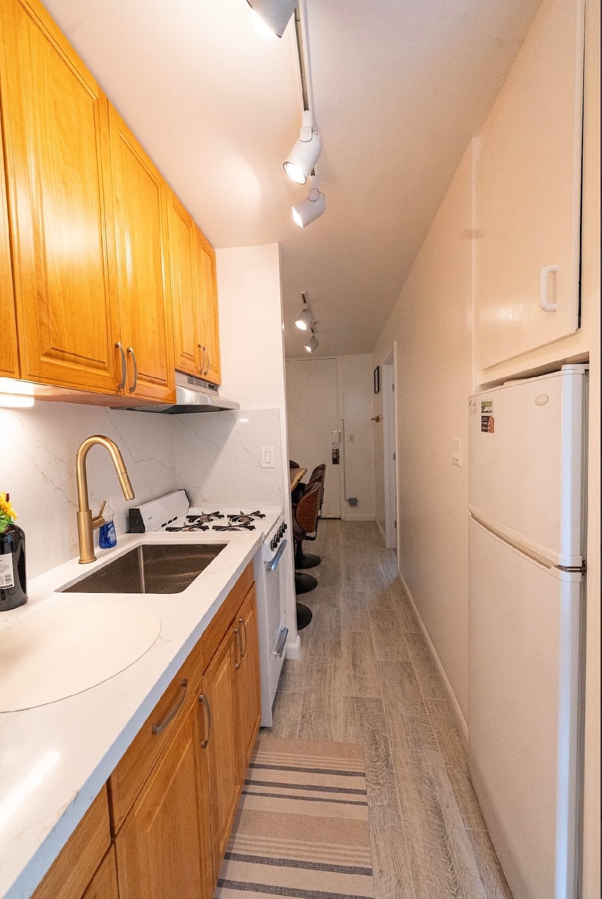 Condo in Honolulu · ★4.65 · 2 bedrooms · 2 beds · 1 private bath - Photo 4