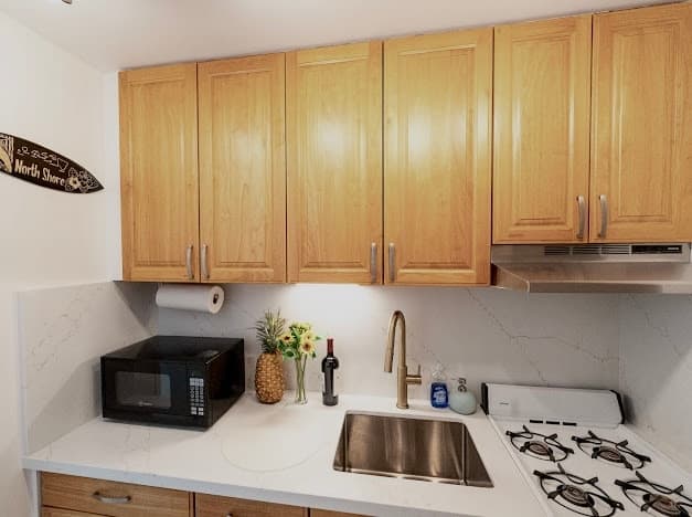 Condo in Honolulu · ★4.65 · 2 bedrooms · 2 beds · 1 private bath - Photo 3