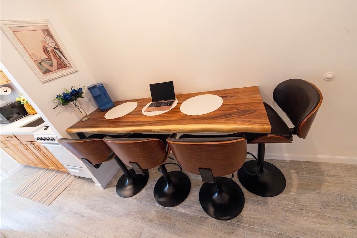 Condo in Honolulu · ★4.65 · 2 bedrooms · 2 beds · 1 private bath - Photo 5