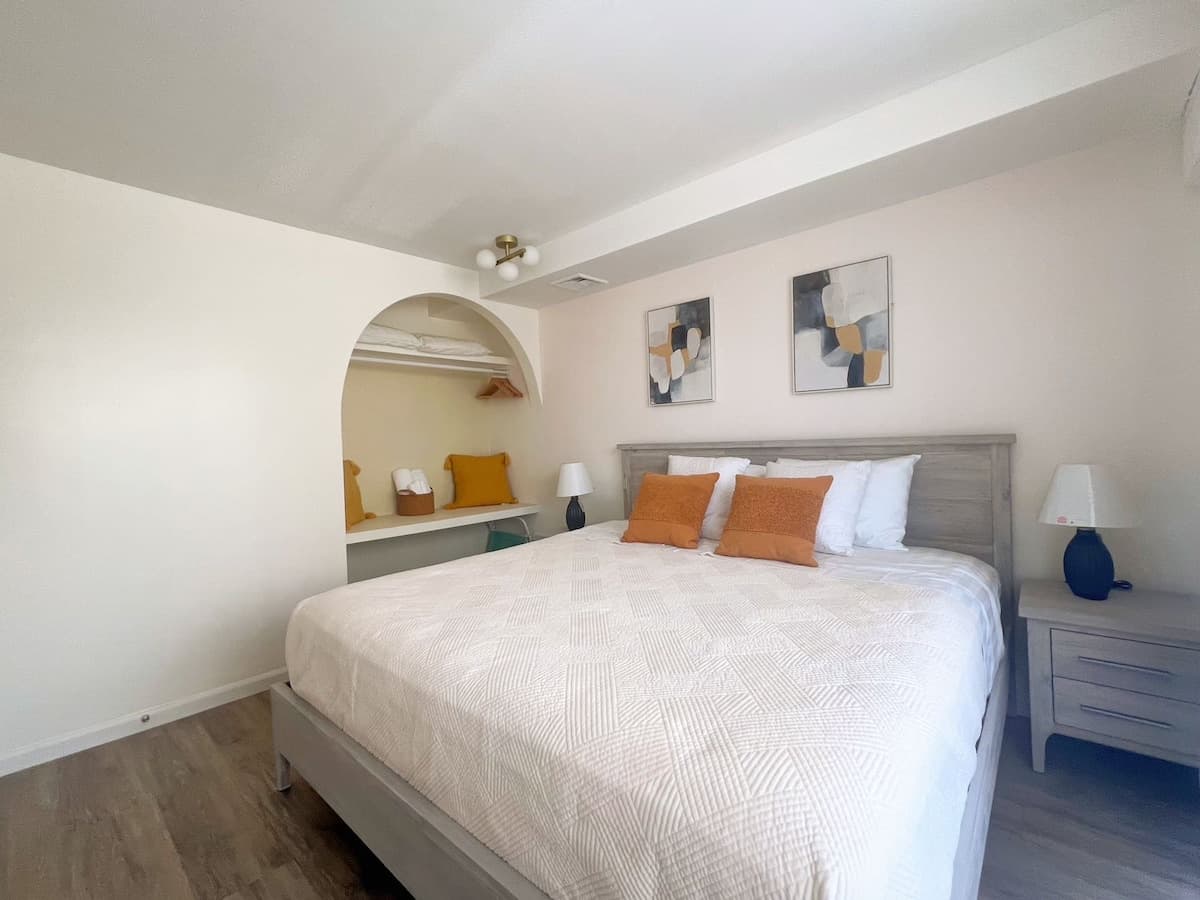 Condo in Honolulu · ★4.65 · 2 bedrooms · 2 beds · 1 private bath - Photo 2