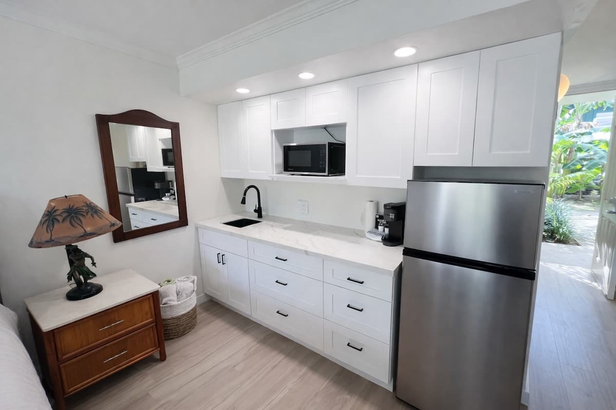 16 seconds from Door to Ocean! AC, Pool, Keyless - Photo 3