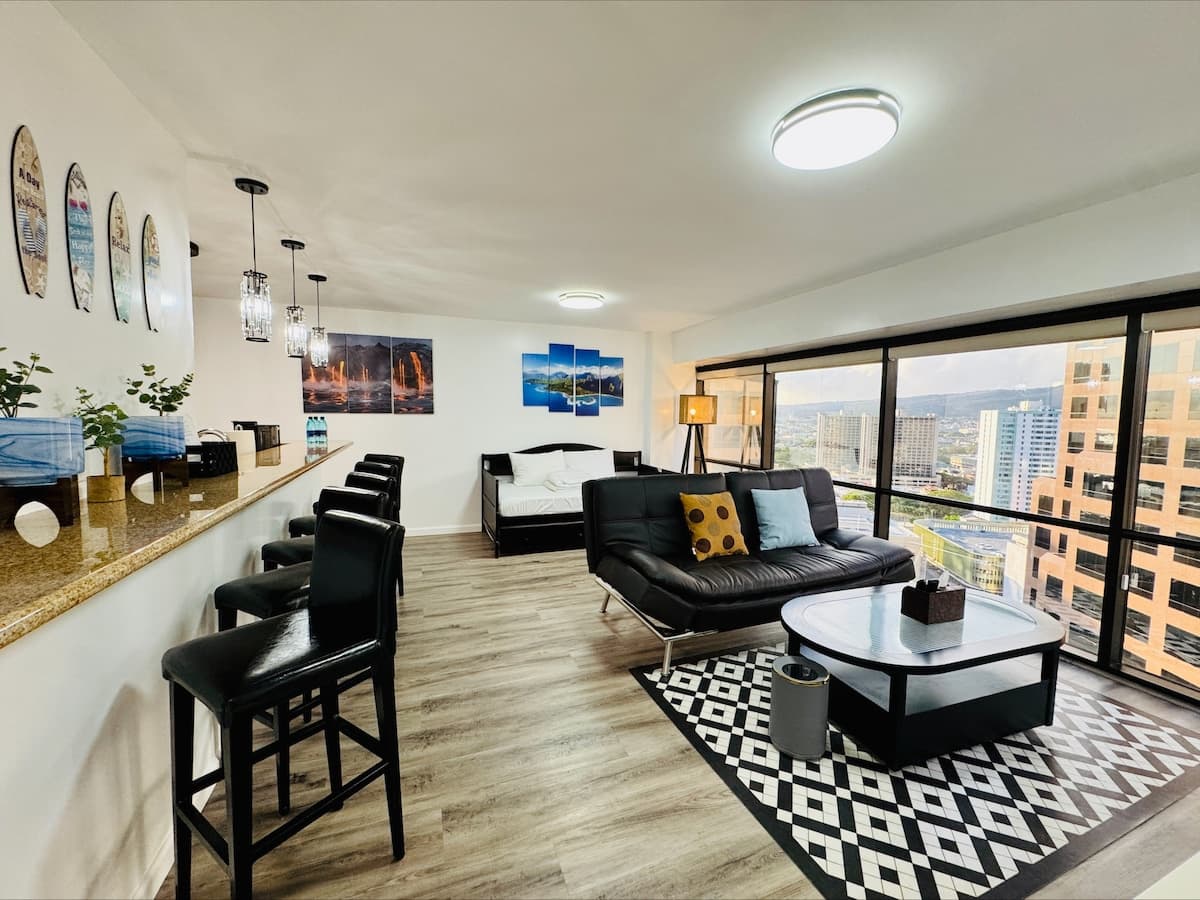 Honolulu Downtown High-Rise 1BR |Free Parking|View - Photo 2