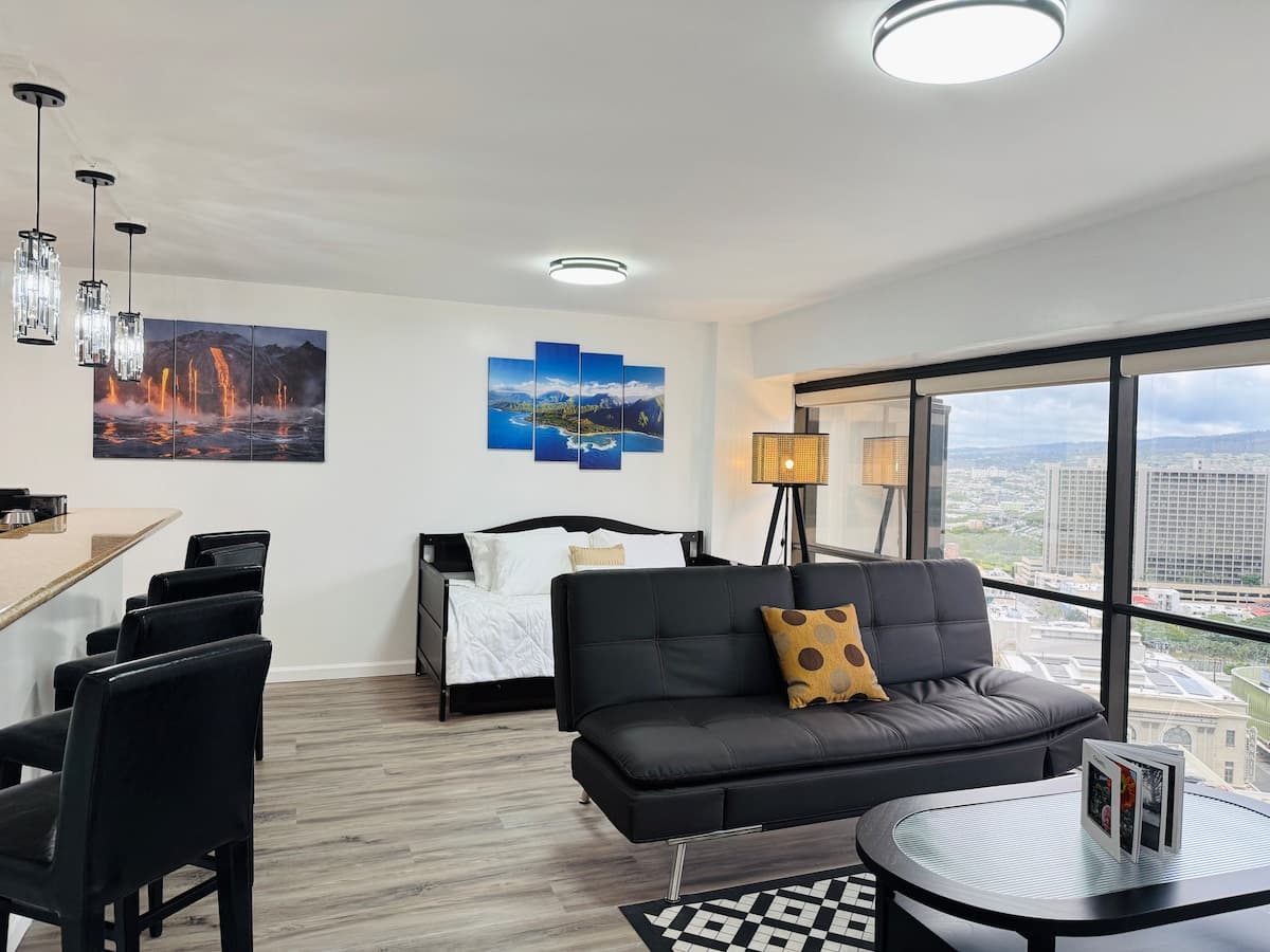 Honolulu Downtown High-Rise 1BR |Free Parking|View - Photo 4