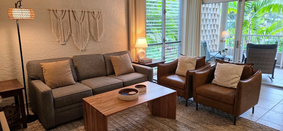 King Bed, Beach Access & Lanai in Heart of Kona - Photo 1