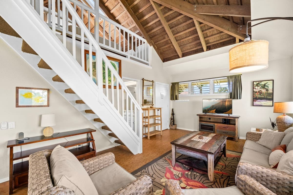 Bright Top-Floor Prime Location AC & Pool! - Photo 5
