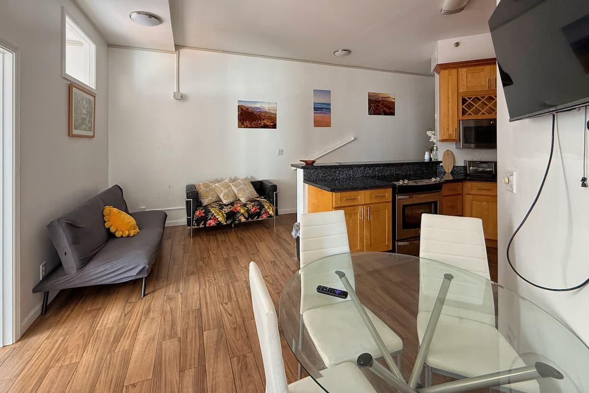 2BR Super Patio W/Free Parking - Photo 5