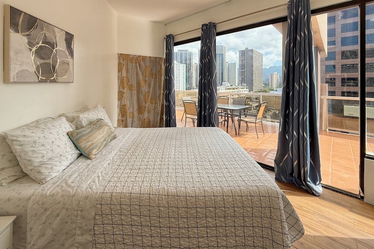 2BR Super Patio W/Free Parking - Photo 1