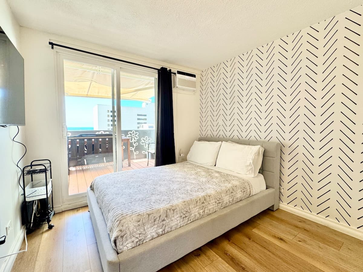 Ocean View Penthouse Studio in central Waikiki - Photo 1