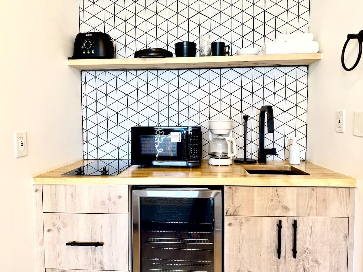 Ocean View Penthouse Studio in central Waikiki - Photo 2