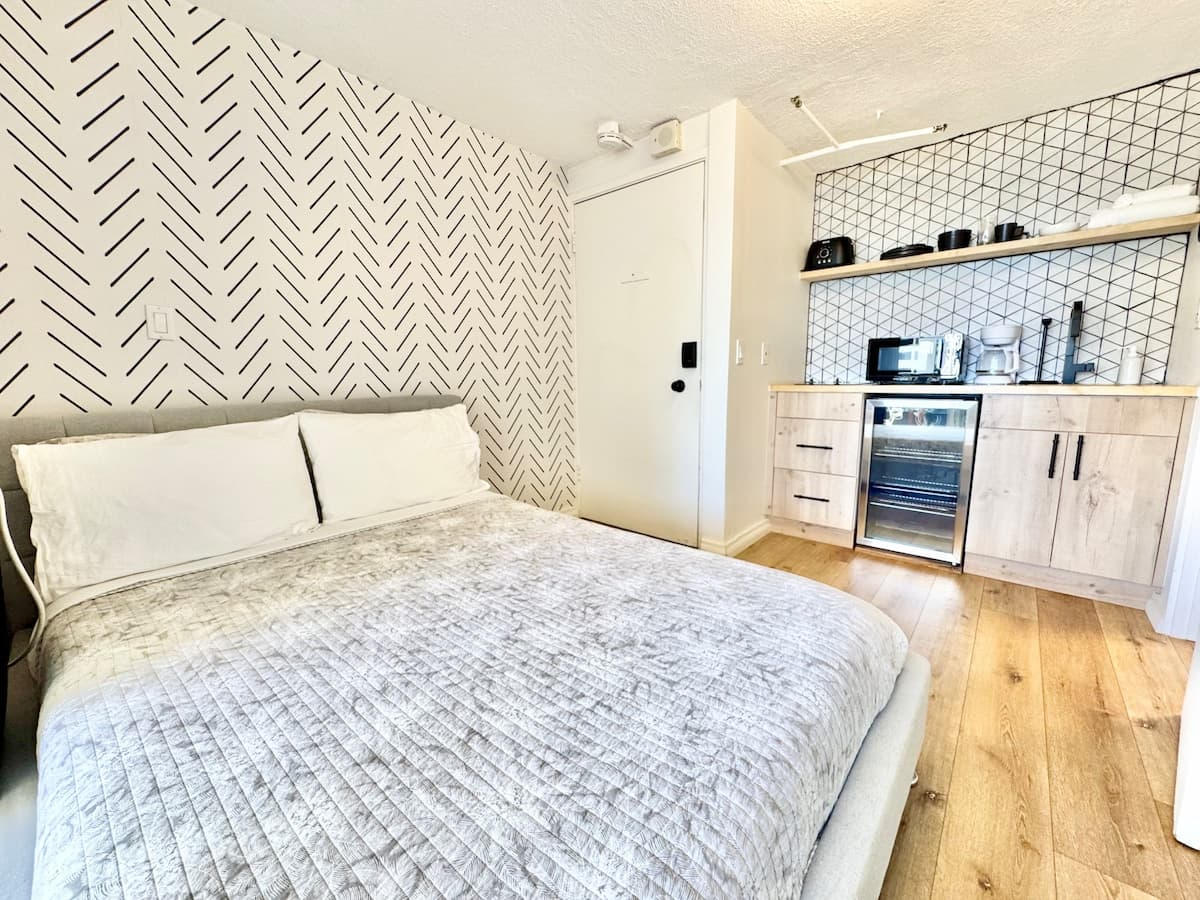 Ocean View Penthouse Studio in central Waikiki - Photo 5
