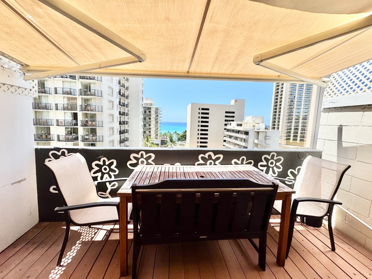 Ocean View Penthouse Studio in central Waikiki - Photo 4