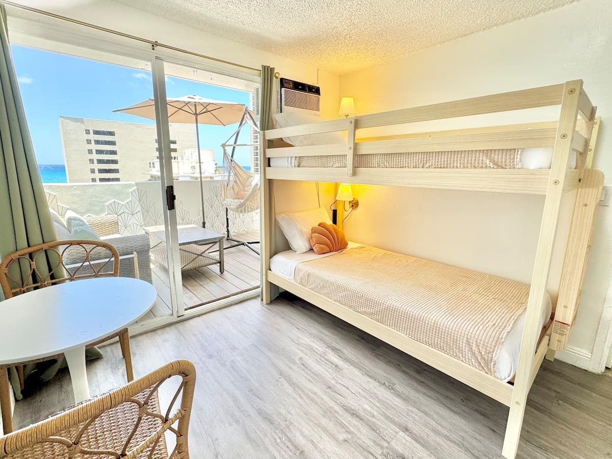 Cute Ocean View PH studio in Central Waikiki - Photo 2
