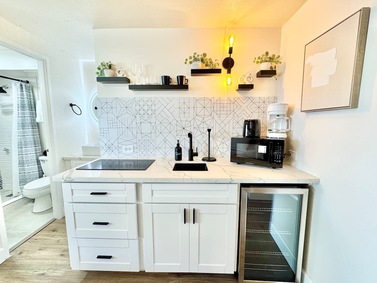 Cute studio in central Waikiki - Photo 2
