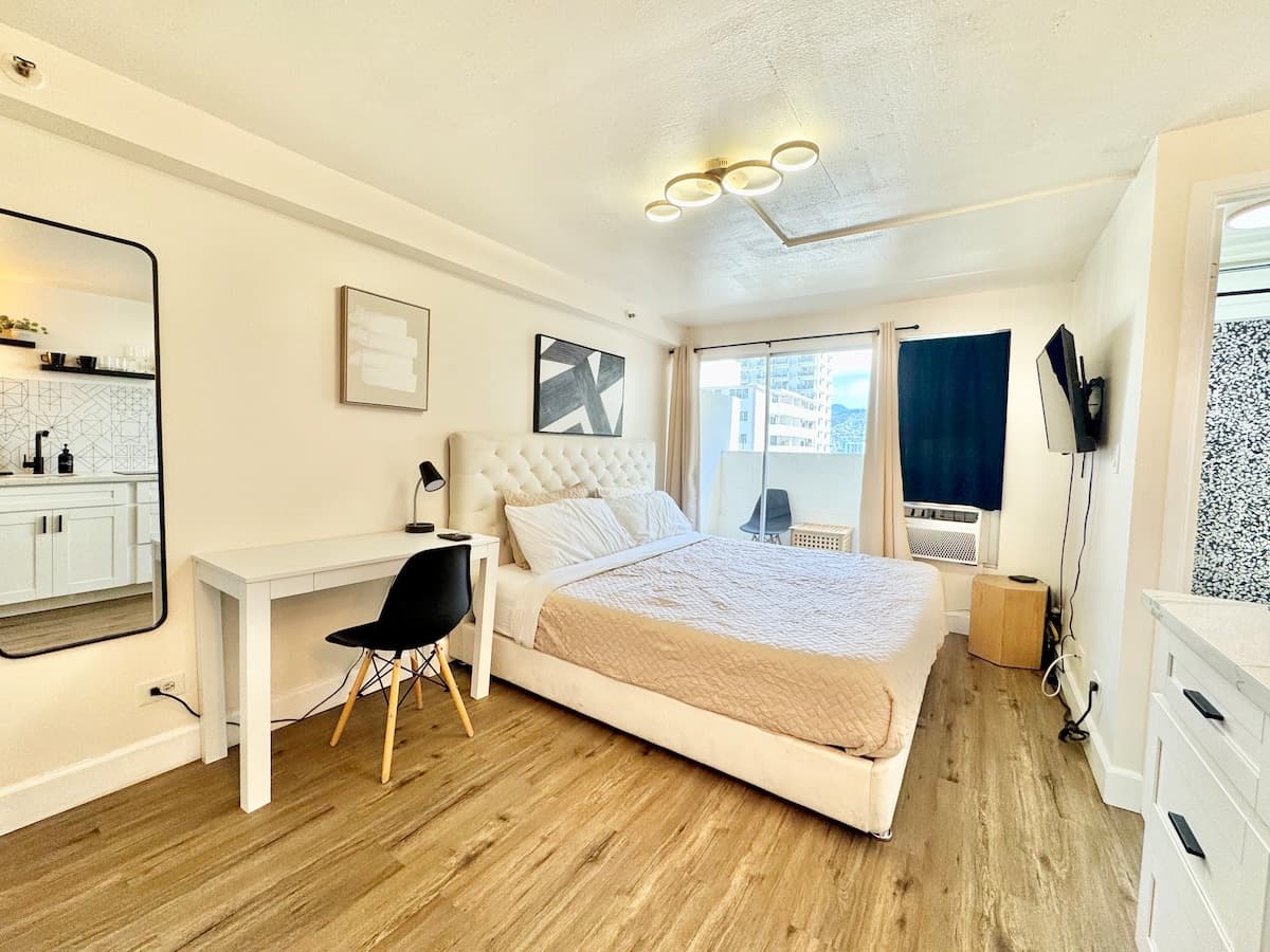Cute studio in central Waikiki - Photo 1
