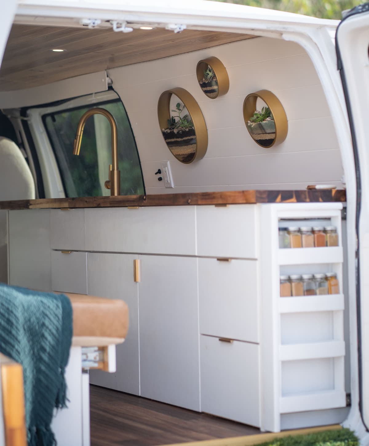 Ford E150 camper van - Photo 5