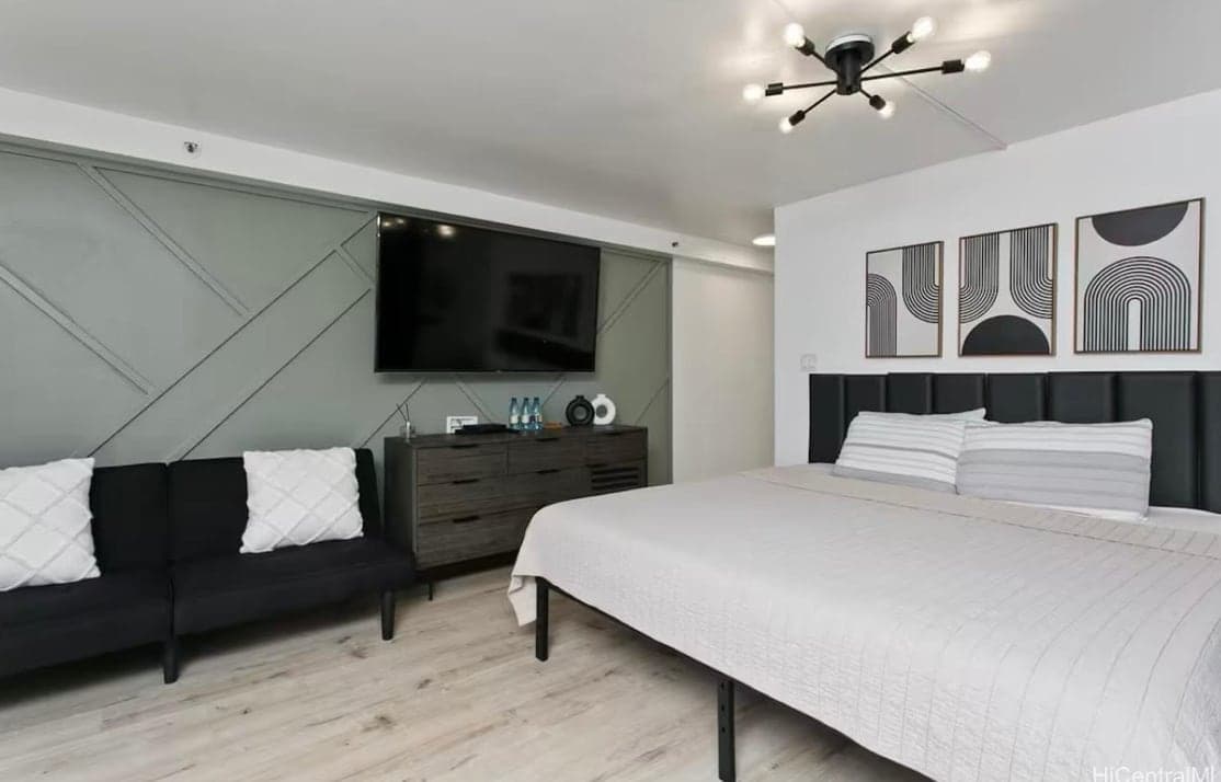 Condo in Honolulu · ★4.98 · Studio · 1 bed · 1 private bath - Photo 1