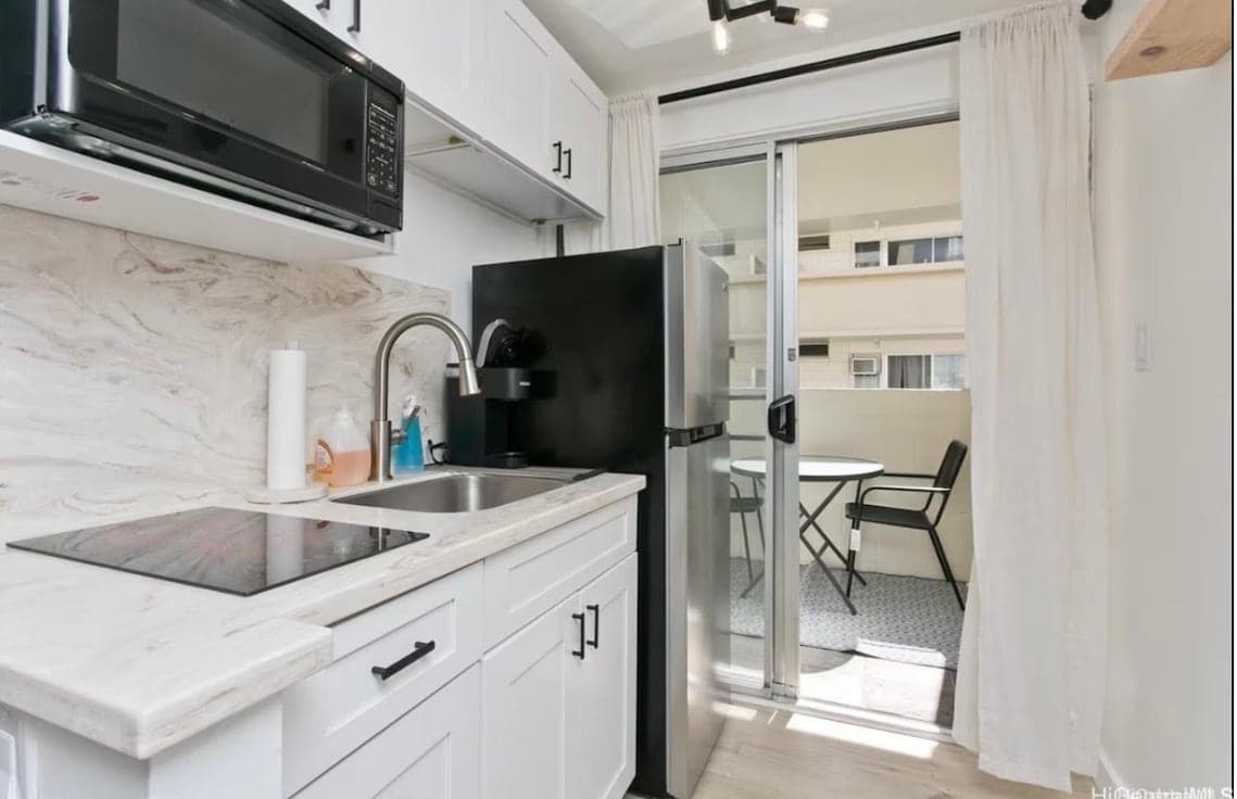 Condo in Honolulu · ★4.98 · Studio · 1 bed · 1 private bath - Photo 2