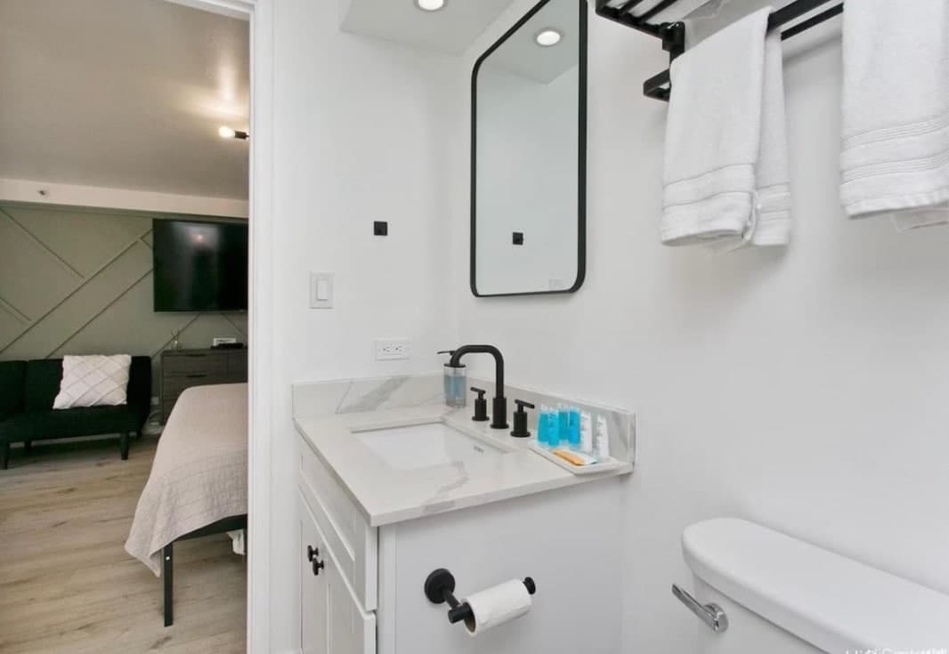 Condo in Honolulu · ★4.98 · Studio · 1 bed · 1 private bath - Photo 4