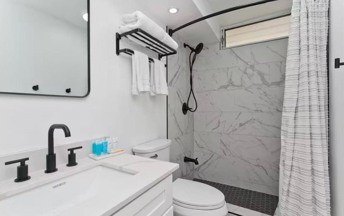 Condo in Honolulu · ★4.98 · Studio · 1 bed · 1 private bath - Photo 5