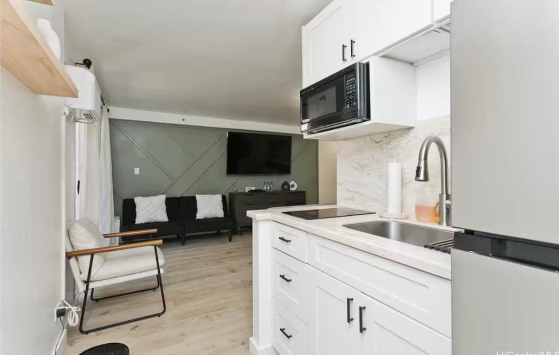 Condo in Honolulu · ★4.98 · Studio · 1 bed · 1 private bath - Photo 3