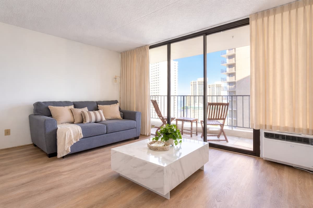 Waikiki Beach Oasis with a Convenient Parking - Photo 3