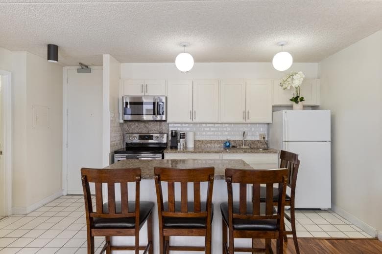 Condo in Honolulu · ★4.73 · 1 bedroom · 2 beds · 1 private bath - Photo 4