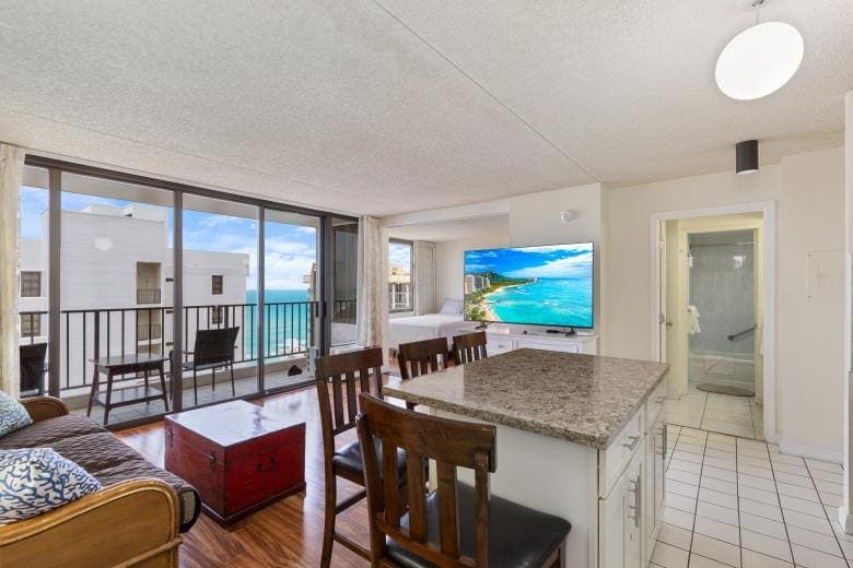 Condo in Honolulu · ★4.73 · 1 bedroom · 2 beds · 1 private bath - Photo 1