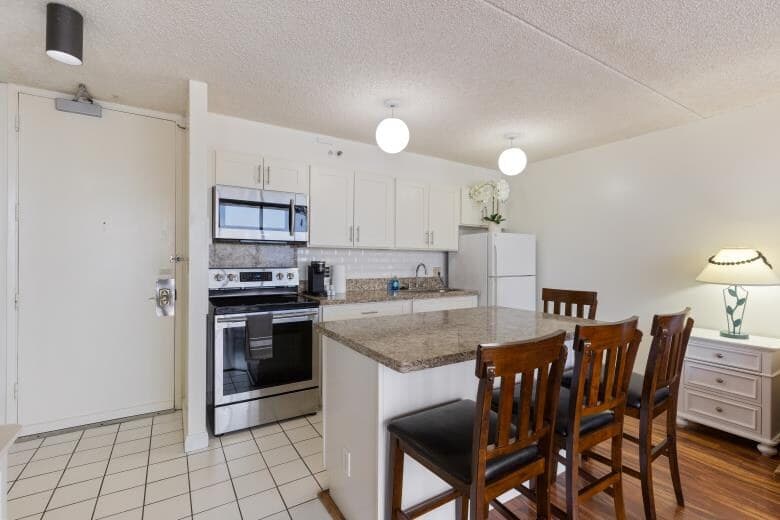 Condo in Honolulu · ★4.73 · 1 bedroom · 2 beds · 1 private bath - Photo 5