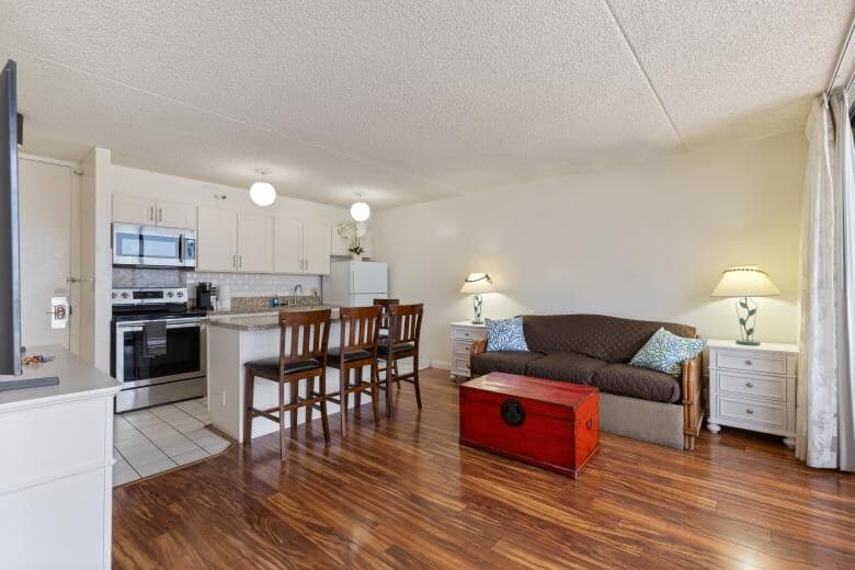 Condo in Honolulu · ★4.73 · 1 bedroom · 2 beds · 1 private bath - Photo 2