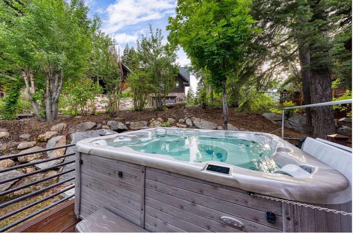 Peregrine Peak Ski-In/Out Chalet with Hot Tub - Photo 3