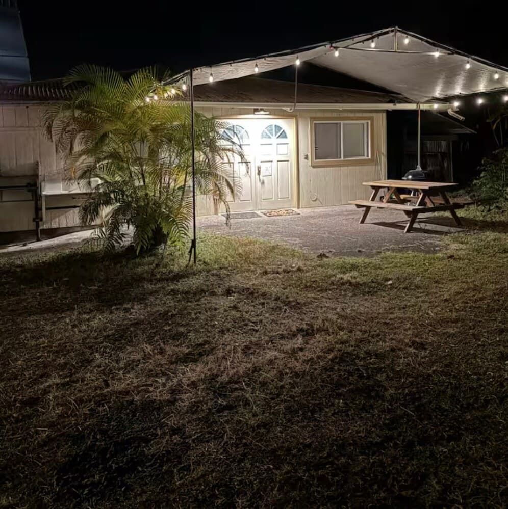 Home in Hilo · ★4.86 · 1 bedroom · 1 bed · 1 private bath - Photo 1