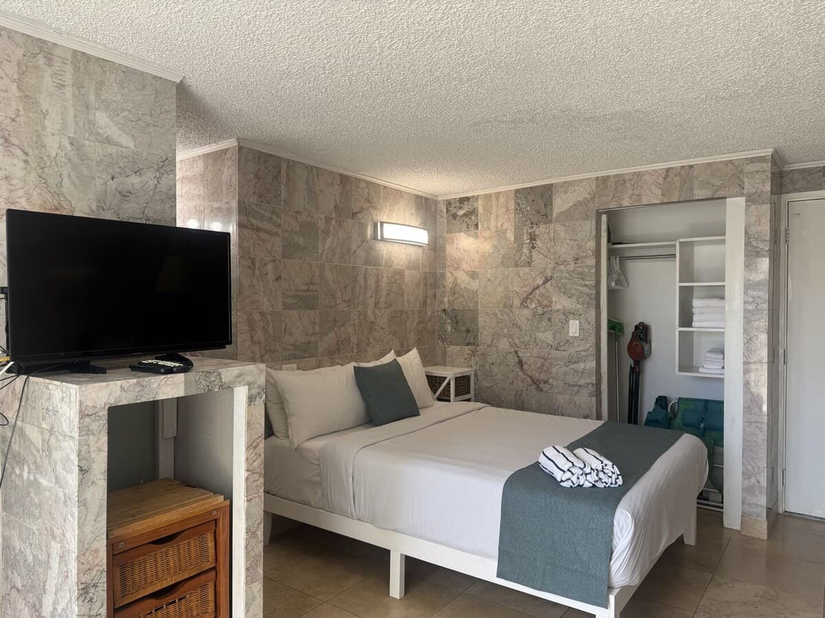Condo in Honolulu · ★4.73 · 1 bedroom · 1 bed · 1 private bath - Photo 2