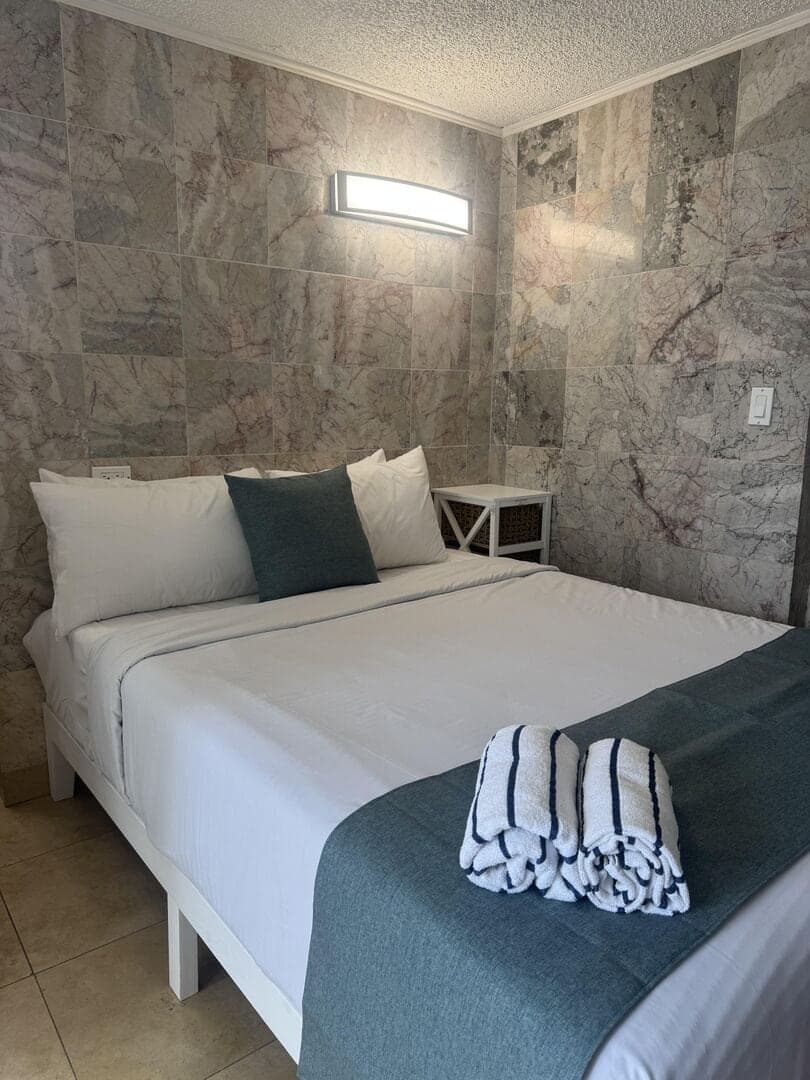 Condo in Honolulu · ★4.73 · 1 bedroom · 1 bed · 1 private bath - Photo 1