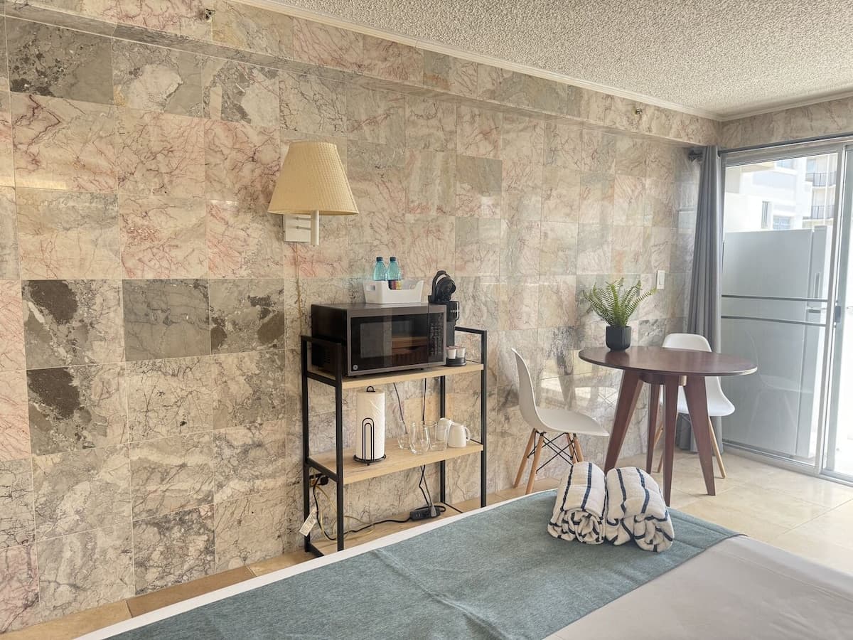 Condo in Honolulu · ★4.73 · 1 bedroom · 1 bed · 1 private bath - Photo 4
