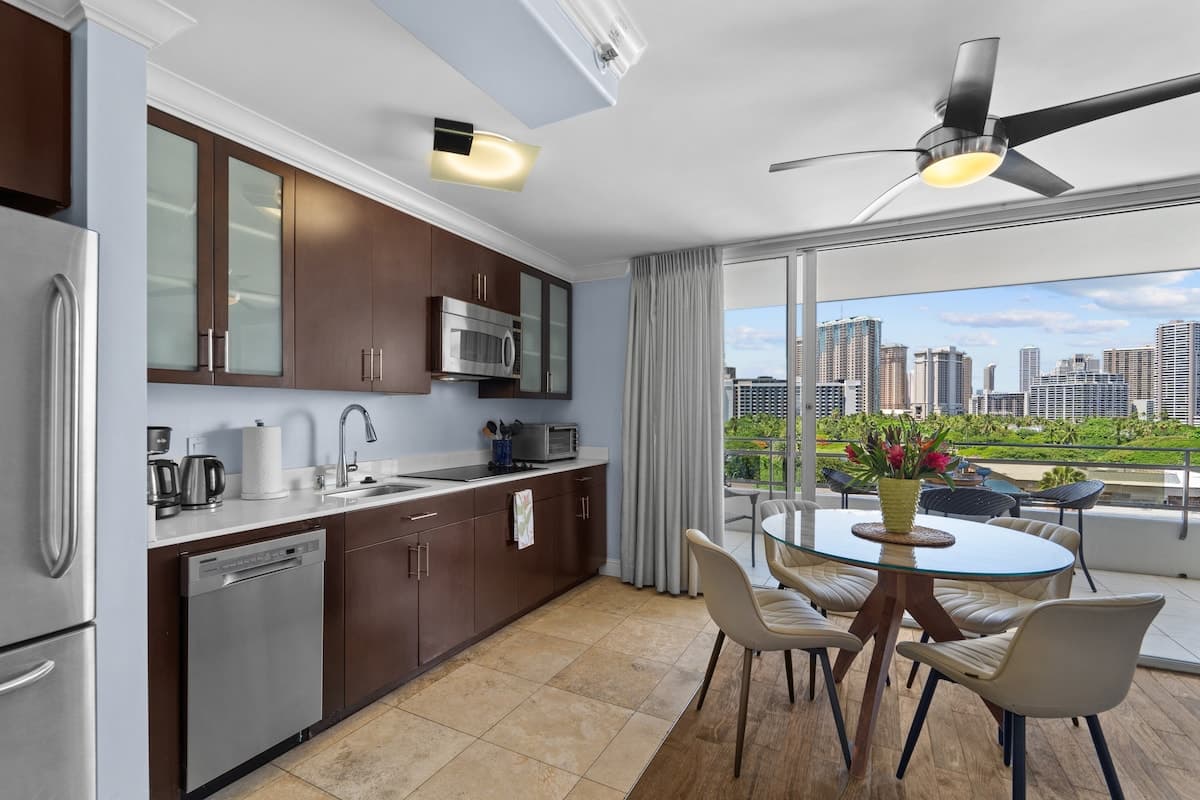 Condo in Honolulu · ★4.65 · 2 bedrooms · 4 beds · 1 private bath - Photo 4