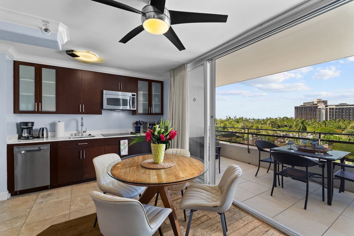 Condo in Honolulu · ★4.65 · 2 bedrooms · 4 beds · 1 private bath - Photo 5