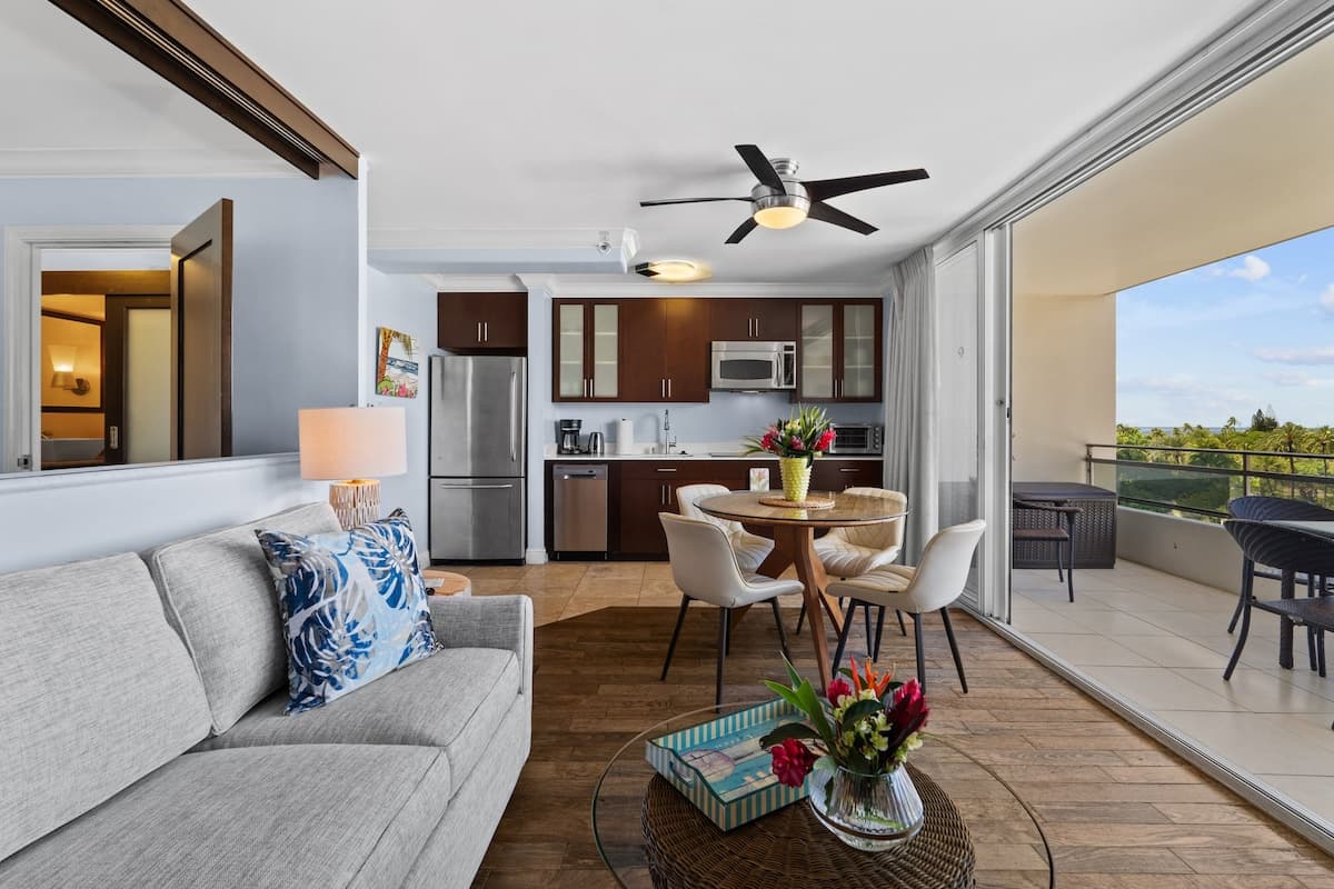 Condo in Honolulu · ★4.65 · 2 bedrooms · 4 beds · 1 private bath - Photo 1